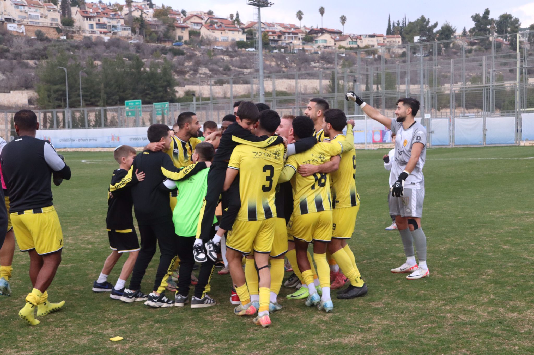 שחקני נורדיה חוגגים ניצחון בדרבי